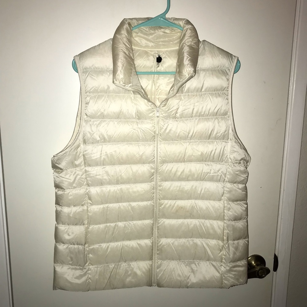 Uniqlo White Puffer Vest - Size XL
